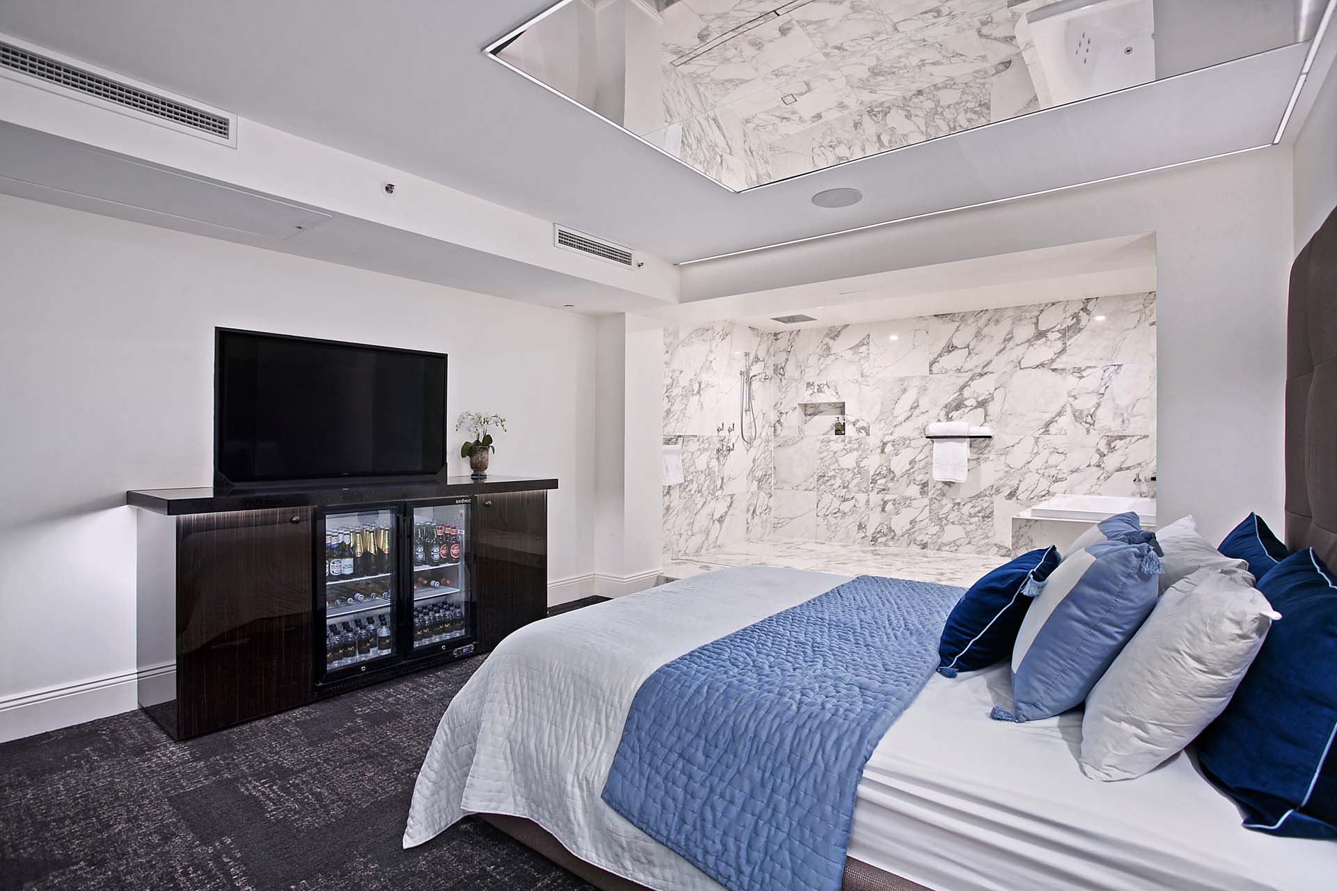 Black Cat large room